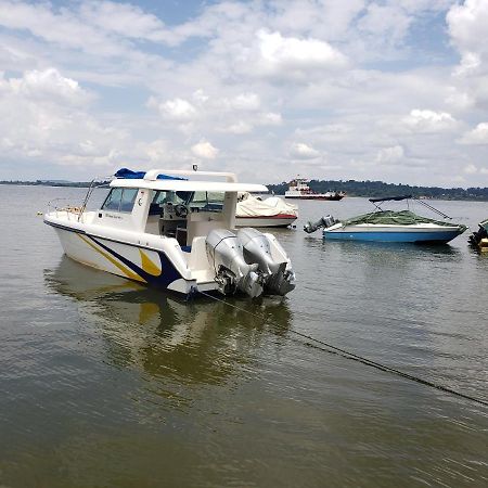 Migingo Suites Entebbe Bagian luar foto