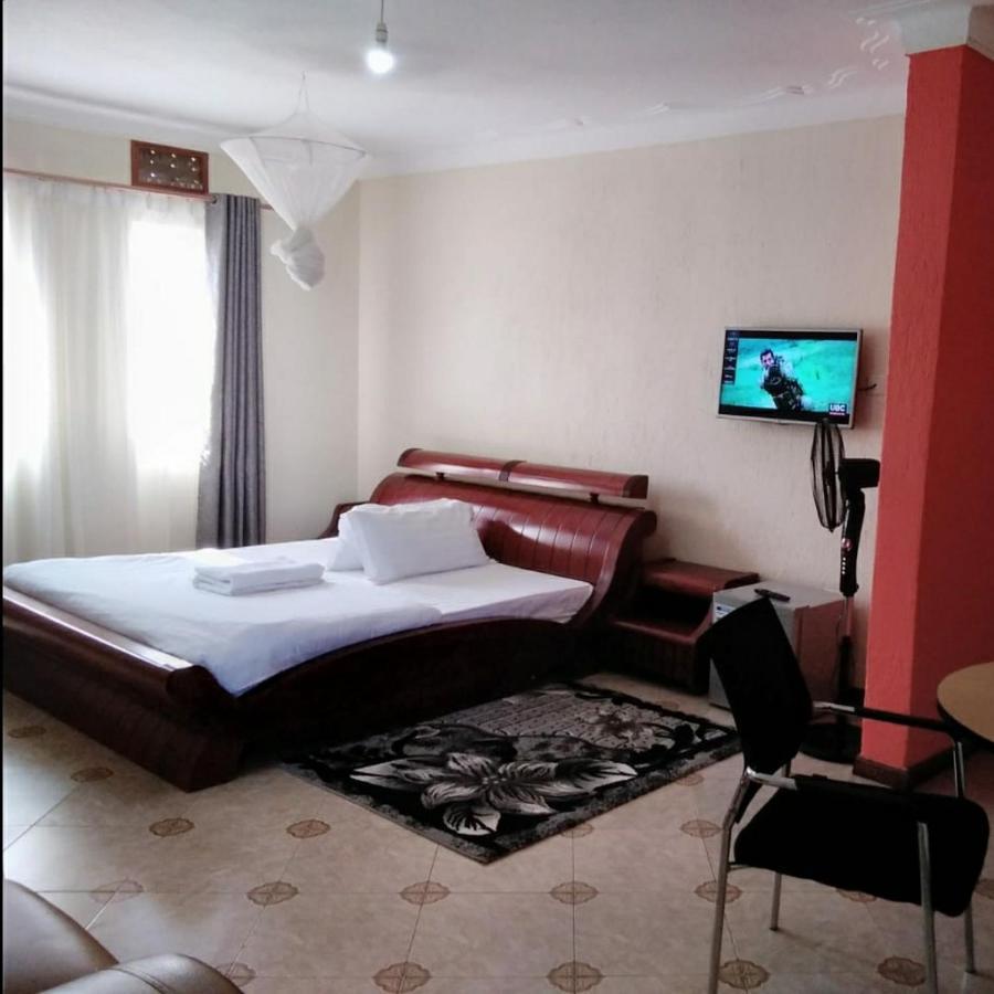 Migingo Suites Entebbe Bagian luar foto