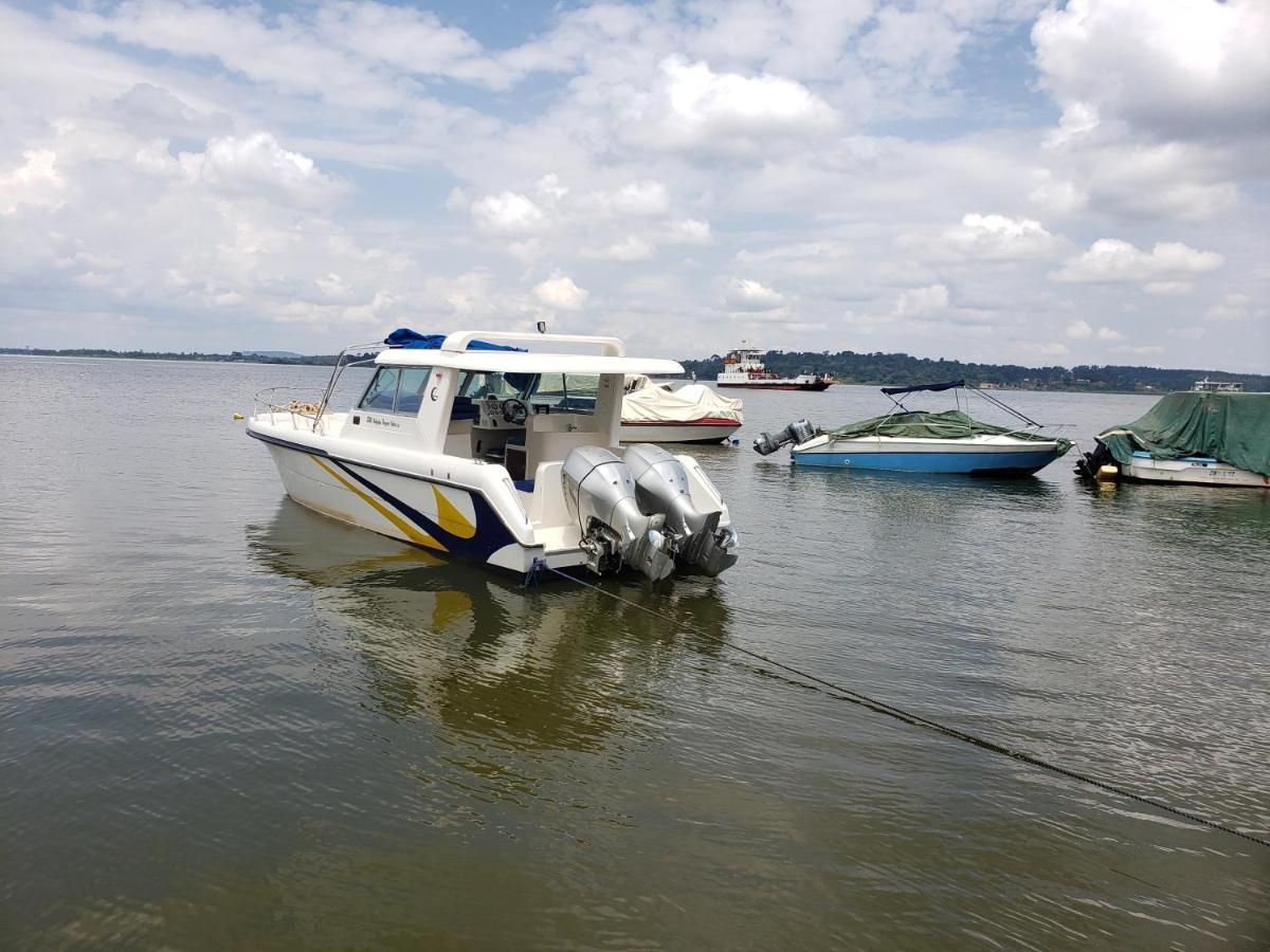 Migingo Suites Entebbe Bagian luar foto