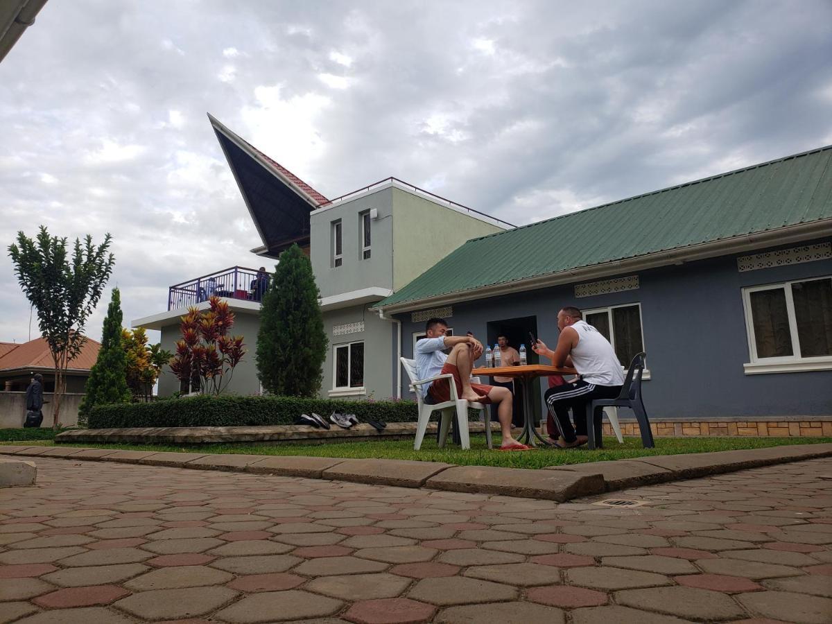 Migingo Suites Entebbe Bagian luar foto