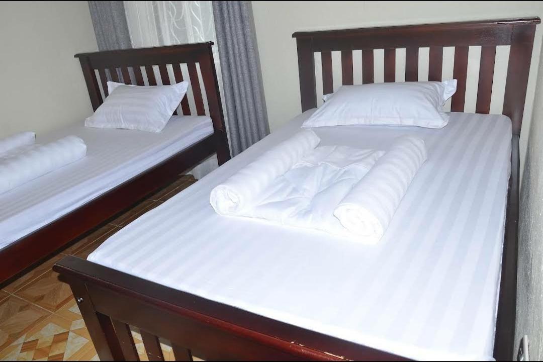 Migingo Suites Entebbe Bagian luar foto