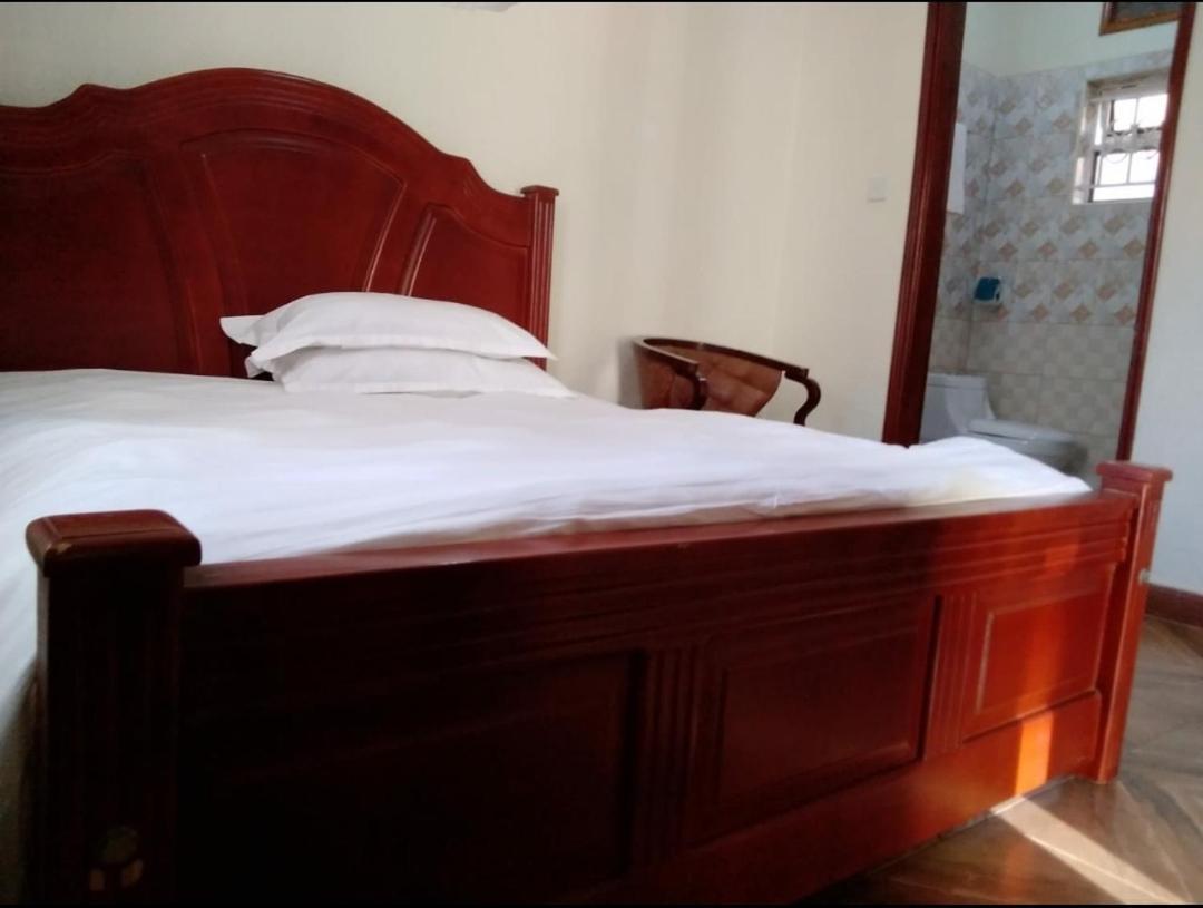 Migingo Suites Entebbe Bagian luar foto