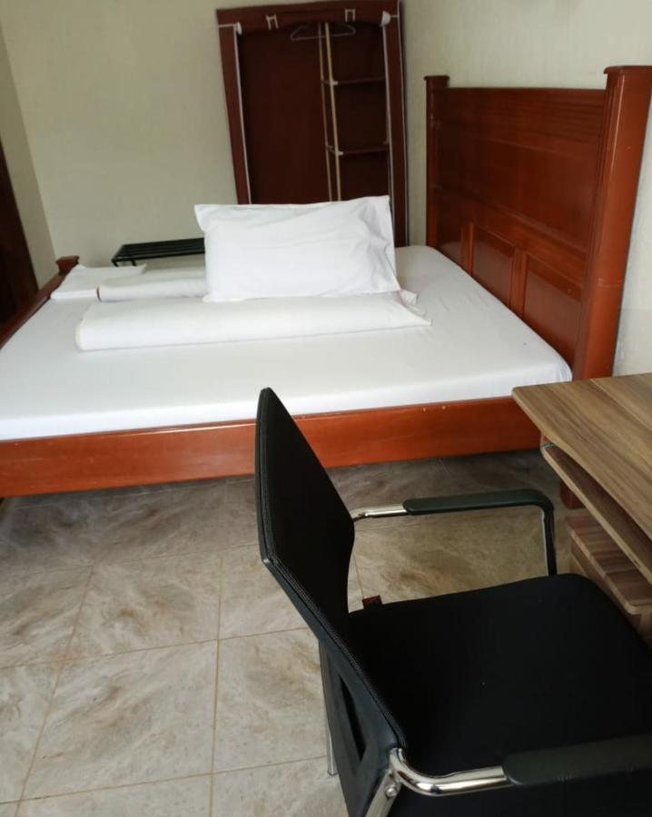 Migingo Suites Entebbe Bagian luar foto