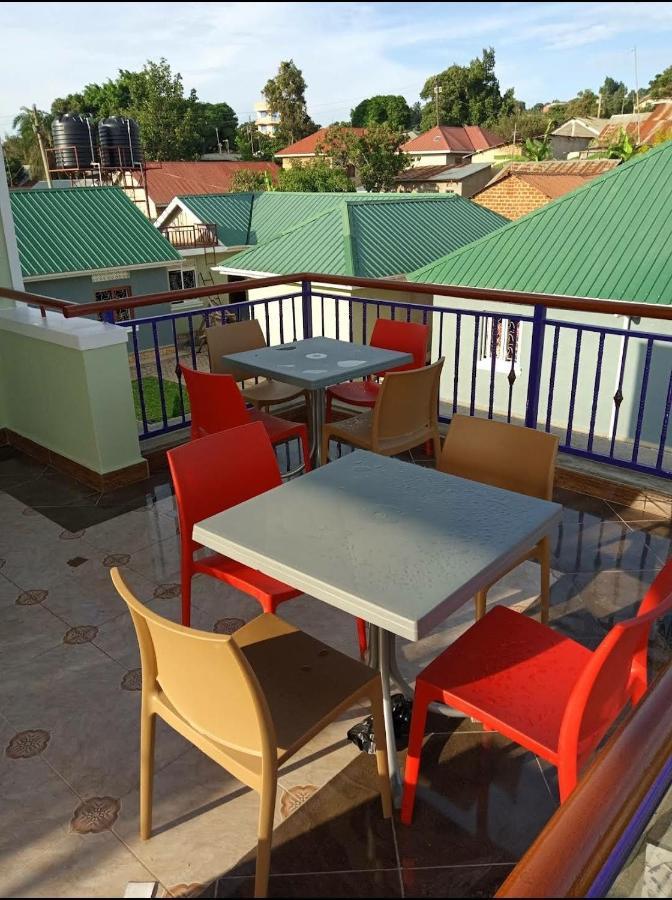 Migingo Suites Entebbe Bagian luar foto