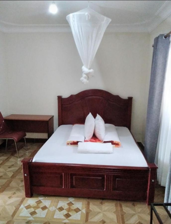 Migingo Suites Entebbe Bagian luar foto