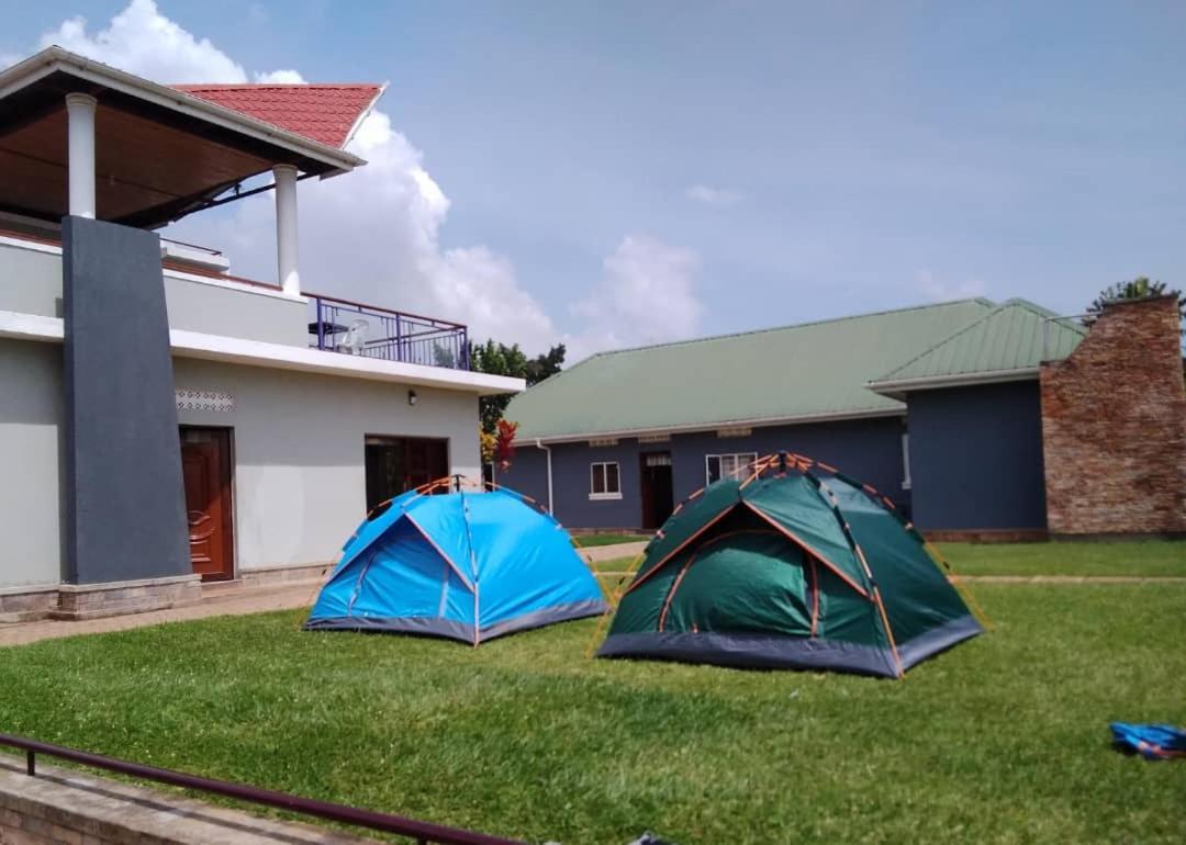 Migingo Suites Entebbe Bagian luar foto