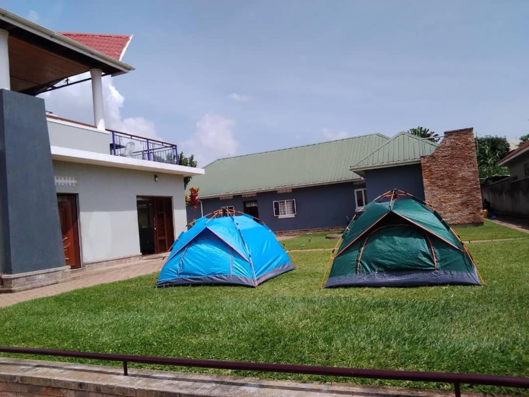 Migingo Suites Entebbe Bagian luar foto