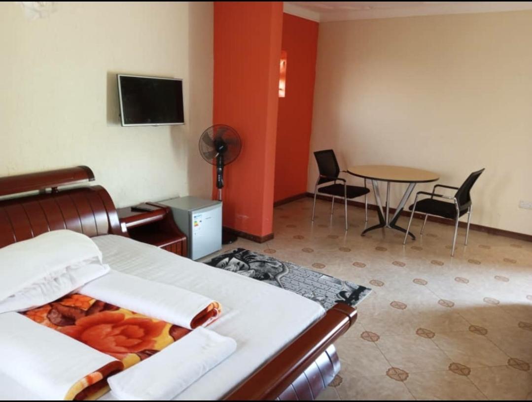 Migingo Suites Entebbe Bagian luar foto