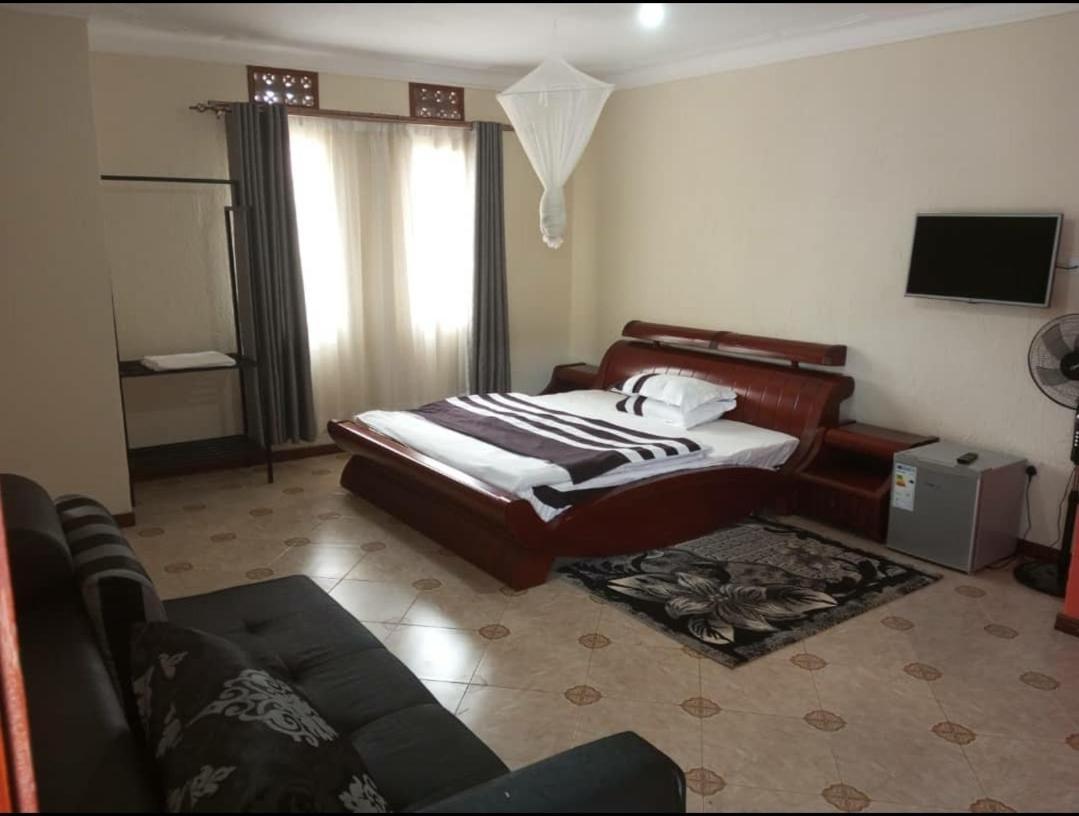 Migingo Suites Entebbe Bagian luar foto